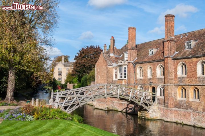 Immagine Mathematical Bridge, l'antico ponte di legno a Cambridg in Inghilterra - Costruito nel 1749 da James Essex the Younger su disegno di William Etheridge, questo caratteristico ponte in legno venne ricostruito successivamente tale e quale sia nel 1866 che nel 1905. Appartiene al Queens' College di Cambridge e collega la parte più antica dell'edificio con quella più moderna. Secondo una leggenda il "ponte matematico" fu progettato da Isaac Newton senza l'utilizzo di dadi e bulloni: in passato gli studenti tentarono di smontarlo e rimontarlo senza usare questi accessori ma alla fine dovettero desistere. Si tratta però solo di una narrazione popolare poichè sappiamo con certezza che fu fatto costruire 22 anni dopo la morte di Newton © Radek Sturgolewski / shutterstock.com