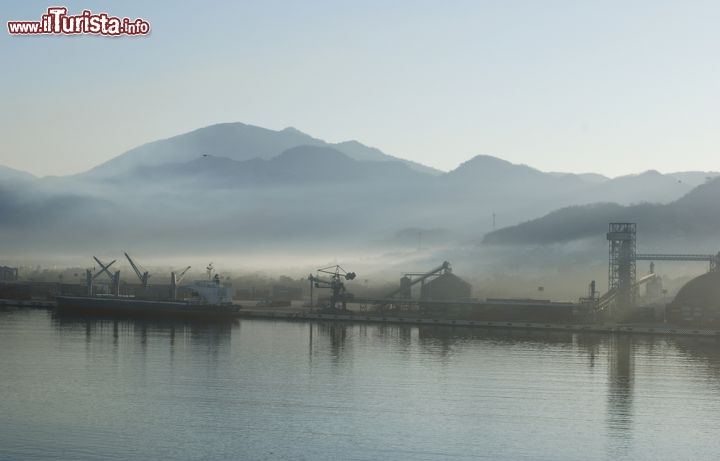 Immagine Stato di Colima: al mattino non è raro vedere la nebbia avvolgere Manzanillo, a causa della forte umidità del suo clima oceanico. Le numerose spiagge che si susseguono nella baia possono assumere un aspetto quasi incantato - © Ramunas Bruzas / Shutterstock.com