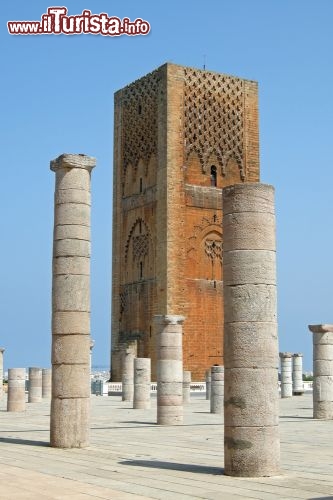 Immagine Torre Hassan: domina il panorama di Rabat al di soprea dell'omonima moschea. Le sue notevoli dimensioni (50 metri) sono tuttavia inferiori a quelle che sarebbero dovute essere secondo il progetto originario, che prevedeva una torre di oltre 80 metri - © Christopher Poe / Shutterstock.com