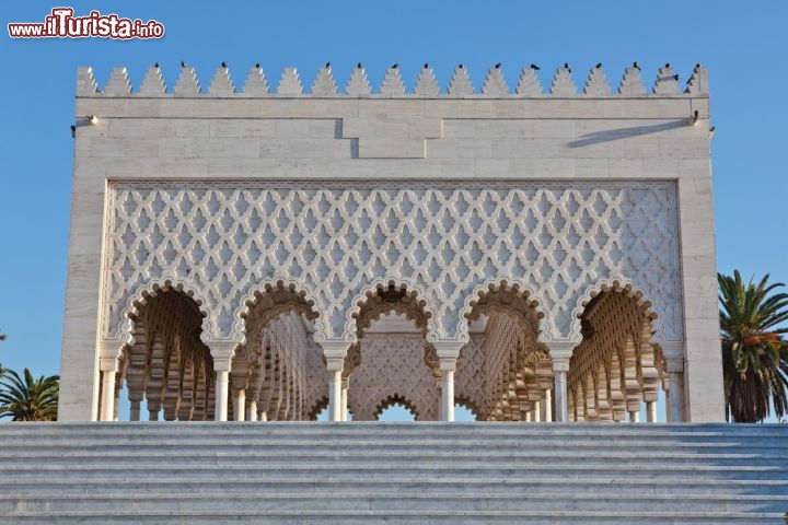 Immagine Mausoleo di Mohammed V: ospita la tomba di Mohammed V, considerato il padre dell'indipendenza marocchina. Si trova a fianco della moschea di Hassan e di fronte all'Oceano Atlantico - © OPIS Zagreb / Shutterstock.com