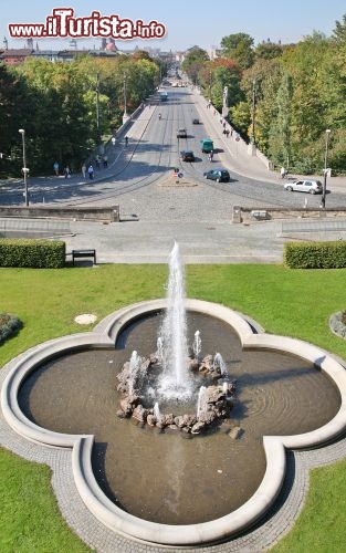 Immagine Il Maximilianeum fu fatto costruire da Massimiliano II, sulla sponda destra del fiume Isar. Nell'immagine una fontana del palazzo e la strada che corre sul Maximiliansbrucke che attraversa il fiume di Monaco di Baviera - © Losevsky Photo and Video / Shutterstock.com