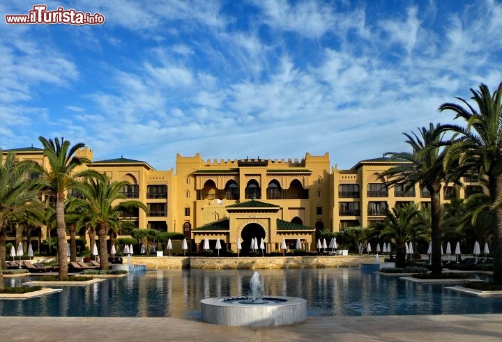 Immagine Il grande complesso turistico del Mazagan Beach & Golf Resort di El Jadida. Il nome di Magazan deriva proprio  dal portoghese, così si chiamava l'insediamento costiero lusitano, sorto in epoca rinascimentale, e poi trasformatosi nell'attuale città di El Jadida
