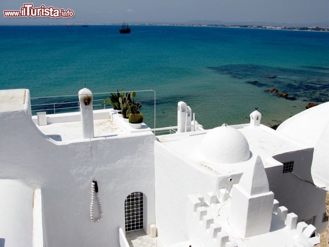 Immagine La Medina di Hammamet si affaccia su di un mare cristallino ed invitante, considerato tra i più limpidi della Tunisa - © Silvia Iordache / Shutterstock.com