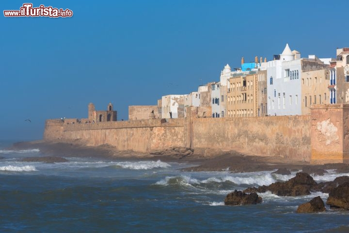 Immagine Medina fortificata di Essaouira, Marocco - Si affaccia maestosa sull'Oceano Atlantico a sud del Marocco la medina di questa città. Fondata relativamente tardi rispetto alle altre del nord Africa, si è però da subito rivelata come una dei principali centri commerciali marocchini - © Alexander A.Trofimov / Shutterstock.com