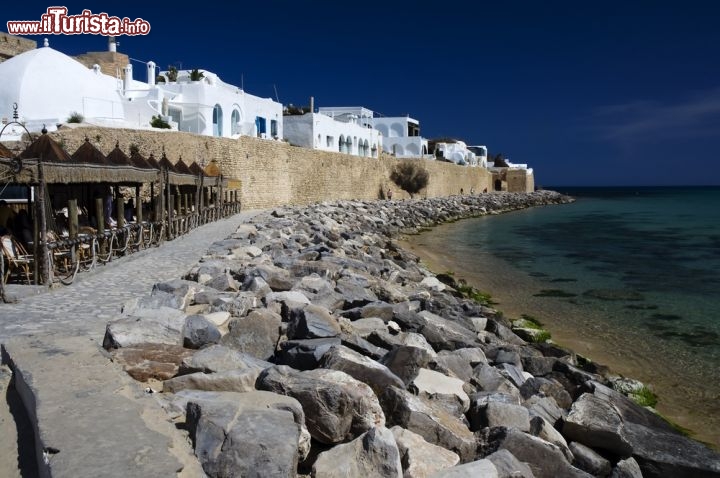 Immagine La Medina fortificata di Hammamet, arriva a lambire la costa est della Tunisia - © Tomek Wegrzynek/ Shutterstock.com