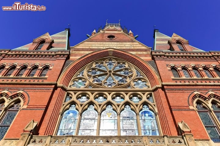 Immagine La Memorial Hall Tower dell'Università di Harvard, a Cambridge (Boston), fu eretta per la prima volta nel 1874, modificata a più riprese e distrutta da un incendio nel 1956, ma recentemente ricostruita. Il monumento è stato voluto da un gruppo di laureati in memoria dei compagni caduti durante la Guerra Civile  - © Palette7 / Shutterstock.com