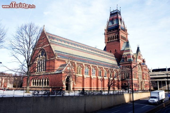 Immagine Il Memorial Hall, a nord dell'Harvard Yard di Cambridge (Boston), è un imponente edificio in stile gotico vittoriano costruito tra il 1865 e il 1870 in onore degli ex studenti caduti nella Guerra Civile - © Yevgenia Gorbulsky / Shutterstock.com