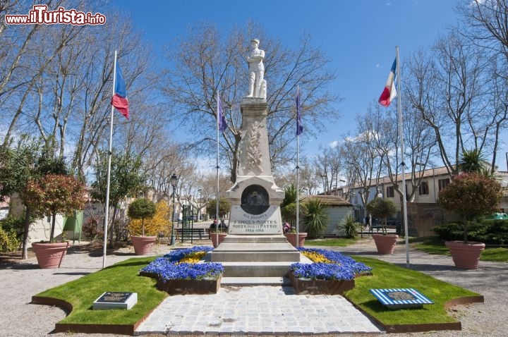 Immagine Memoriale di guerra a Aigues Mortes, Francia - Innalzato per ricordare i cittadini di Aigues Mortes scomparsi tragicamente sui campi di battaglia per difendere la patria, il memoriale di guerra della città francese è uno dei suoi monumenti simbolo © Anibal Trejo / Shutterstock.com