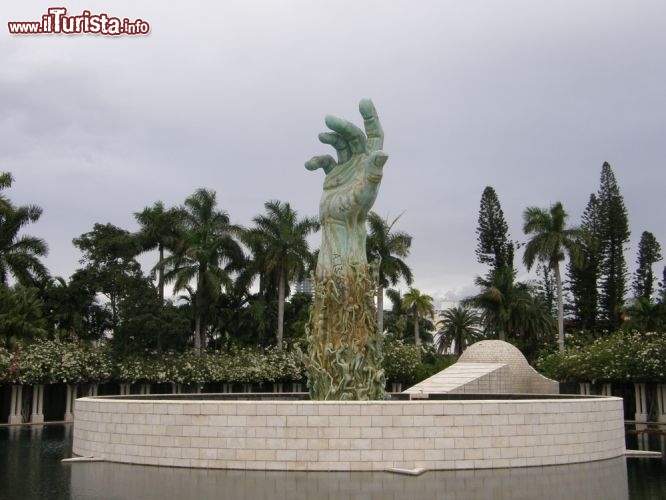 Immagine La scultura del braccio è uno dei simboli del Memoriale dell'Olocausto a Miami Beach - © Ritu Manoj Jethani / Shutterstock.com