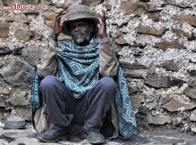 Immagine Mendicante Gondar Etiopia, lungo muro Fasil Ghebbi