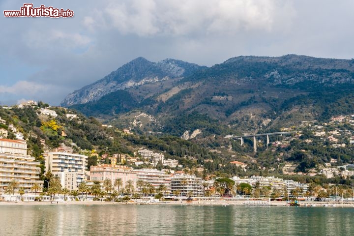 Immagine Mentone (Francia) visto dal mare, sullo sfondo delle Alpi marittime - © Leonid Andronov / Shutterstock.com