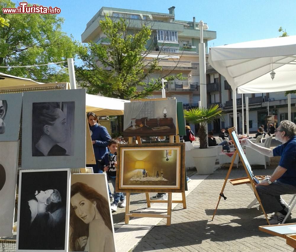 Immagine I Mercatini di Primavera in centro a Bellaria Igea Marina, Emilia Romagna.