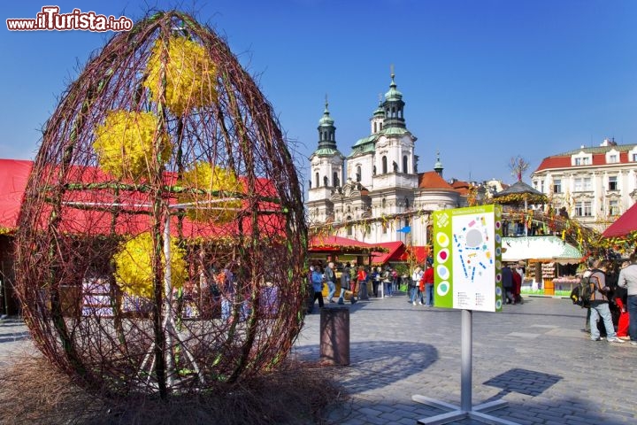 Immagine Il famoso mercatino pasquale che si svolge ogni anno  nella piazza centrale di Praga, a fianco della torre dell'Orologio - © kaprik / Shutterstock.com