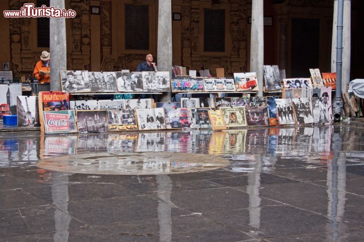 Immagine Il famoso Mercatino delle Pulci a Lille, nel nord est della Francia. L'evento si svolge a settembre e prende il nome di La Braderie. In quei giorni milioni di persone convergono nella zona di Lilla. Le stime parlano chiaro: con oltre due milioni di visitatori, il mercato rappresenta l'evento più importante, del suo genere, di tutta l'Europa - © pjhpix / Shutterstock.com