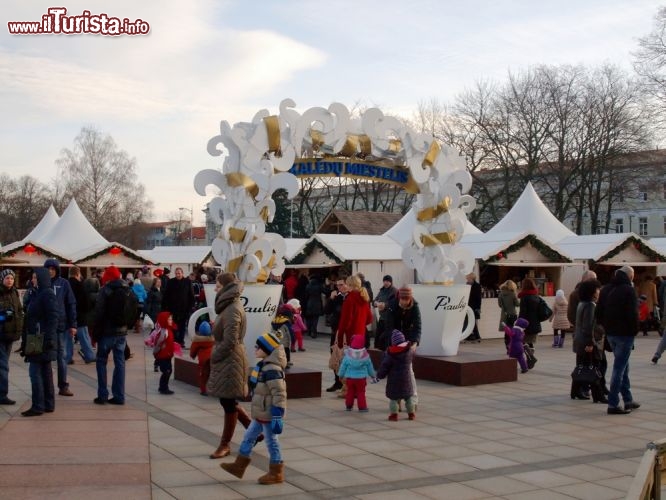 Immagine il mercatino natalizio "città del Natale" in piazza a Vilnius - © Bokstaz / Shutterstock.com