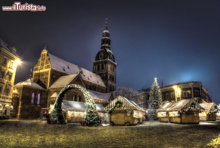 Immagine Il Mercatino di Natale a Riga, in Lettonia. Come anche nelle altre Repubbliche Baltiche, il momento del Natale è particolarmente sentito, e il clima continentale della Lettonia aiuta a viverlo in modo tradizionale - © Copyright:/ Shutterstock.com