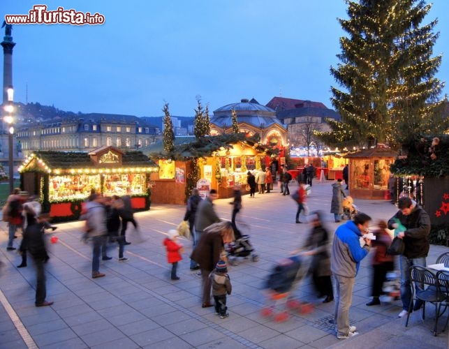 Immagine Il mercatino di Natale di Stoccarda è tra i più belli della Germania. La città, capitale del land del Baden-Wurttemberg, è comodamente raggiungibile dal nord Italia ed è la meta ideale per assaporare l'incanto del Natale, con le sue luci, il grande albero decorato e oltre 150 bancarelle cariche di prodotti artigianali e delizie della cucina locale  - © Phillip Grobler / Shutterstock.com