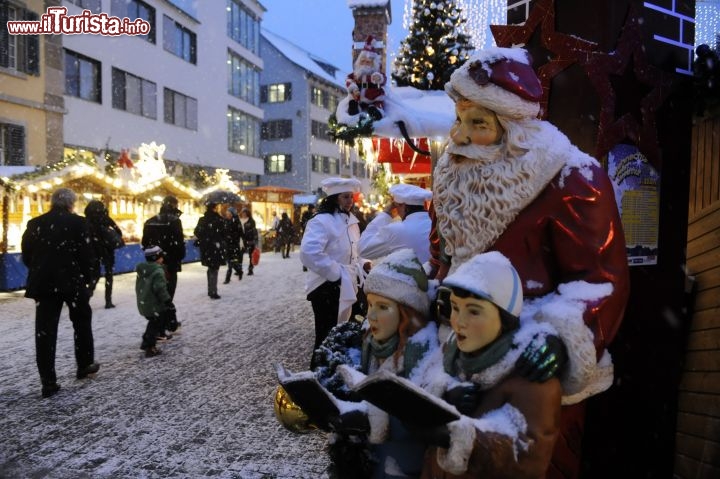 Immagine Mercatino natalizio a Neumarkt, nel centro di Winterthur (Weihnachtsmarkt), Svizzera.