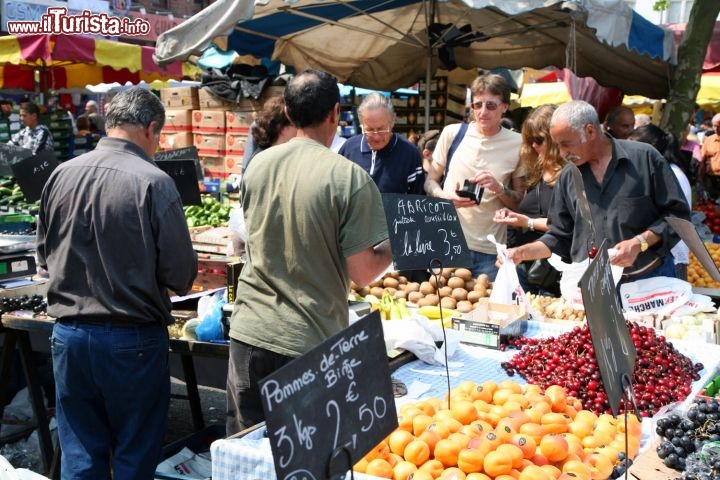 Immagine Un mercato di prodotti alimentari a Lille, la città del nord est della Francia. Frutta e verdura in uno dei tradizionali mercati dei contadini - OT Lille / © maxime dufour photographies