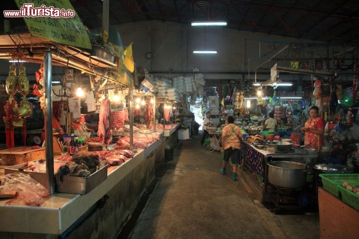 Immagine L'interno del mercato Mae Kim Heng, a Nakhon Ratchasima, in Thailandia - © Blanscape / Shutterstock.com