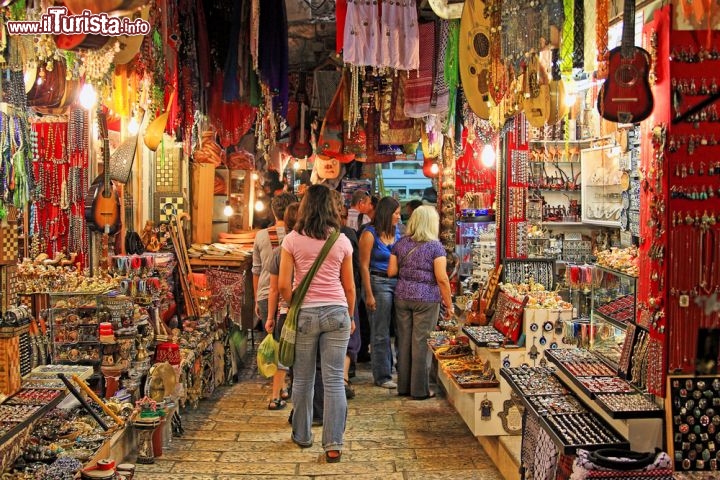 Immagine Il Mercato Orientale di Gerusalemme (Israele) è tra i luoghi più pittoreschi della Città Santa, con una grande varietà di prodotti e souvenir provenienti dal Medio Oriente, colori, profumi e facce che ricordano luoghi lontani - © Rostislav Glinsky / Shutterstock.com