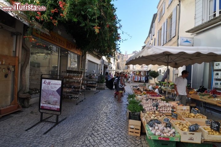 Immagine Il Mercato di Tarascon si svolge martedi mattina vicino e dentro il centro storico della città della Provenza