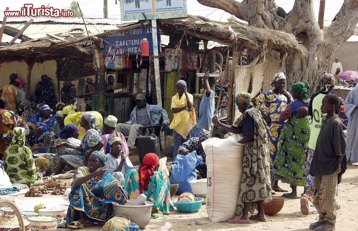 Immagine Mercato Tipico del Camerun, una classica scena d'Africa - Foto di Giulio Badini / I Viaggi di Maurizio Levi