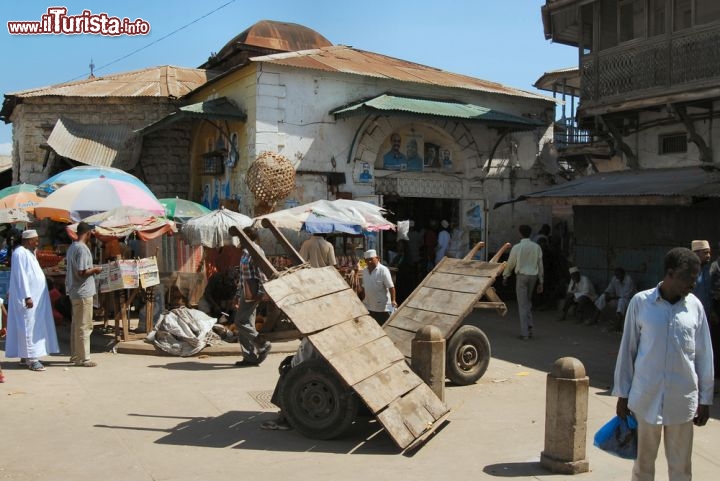 Immagine Il Mercato di Stone Town, la storica città di Zanzibar, uno dei Patrimoni UNESCO della Tanzania - © Albo / Shutterstock.com