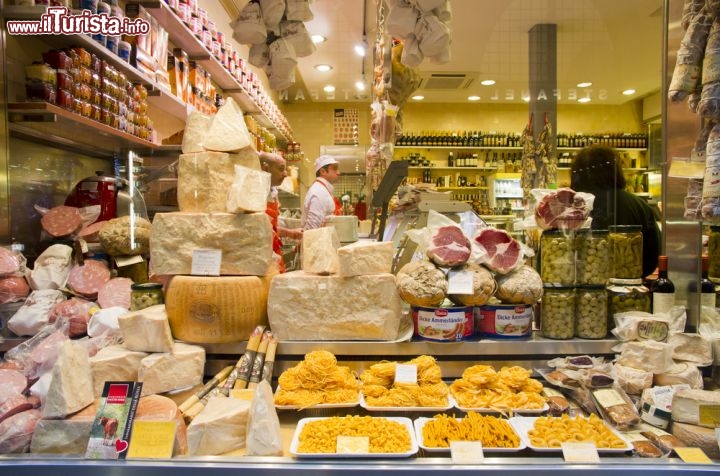 Immagine Il Mercato di Mezzo a Bologna, Emilia Romagna. Si trova a fianco delle Due Torri, lungo le vie delle antiche corporazioni medievali - © Ki Zel / Shutterstock.com