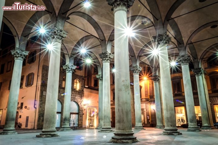 Immagine Loggia del Mercato Nuovo di Firenze. E' chiamata anche con il nome popolare di loggia del Porcellino e venne costruita a metò del 16° secolo. Al centro si trova la cosiddetta pietra dello scandalo, dove venivano puniti i debitori che non riuscivano a restituire i soldi, con l'umilante acculata, una pratica che li costringeva a battere il fondoschiena denudato sulla pietra - © DeepGreen / Shutterstock.com