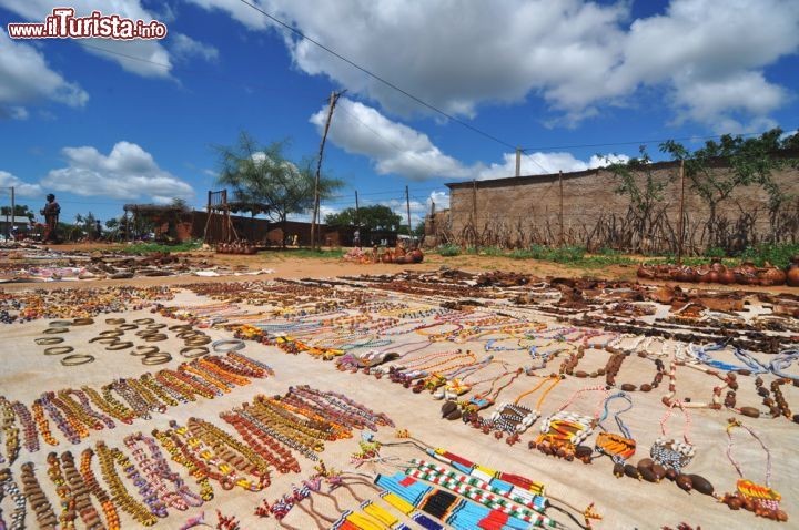 Immagine Mercato di Turmi, Etiopia: in questo piccolo villaggio ogni lunedì gli Hamer si ritrovano per il mercato mettendo in esposizione collane colorate, monili e manufatti creati dalle mani di sapienti artigiani locali.