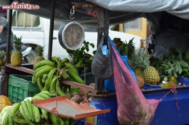 Immagine Oltre ai negozi, frutta e verdura si trova in vendita a Jarabacoa lungo le strade in bancarelle ambulanti che offrono in partciolare banane della tipologia platano da gustare fritte e ananas.