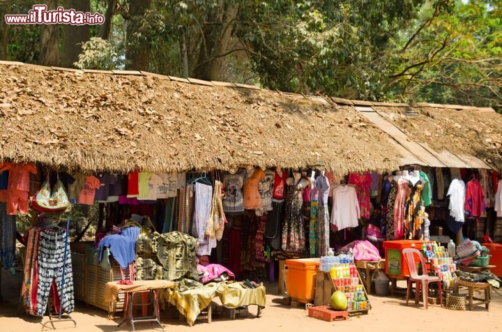 Immagine Mercato tradizionale cambogiano a Angkor Wat (Siam Reap)  - © withGod / Shutterstock.com