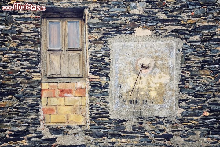 Immagine Meridiana e casa di sasso nel borgo di Cadaques, Spagna 181335782 - © Ammit Jack / Shutterstock.com