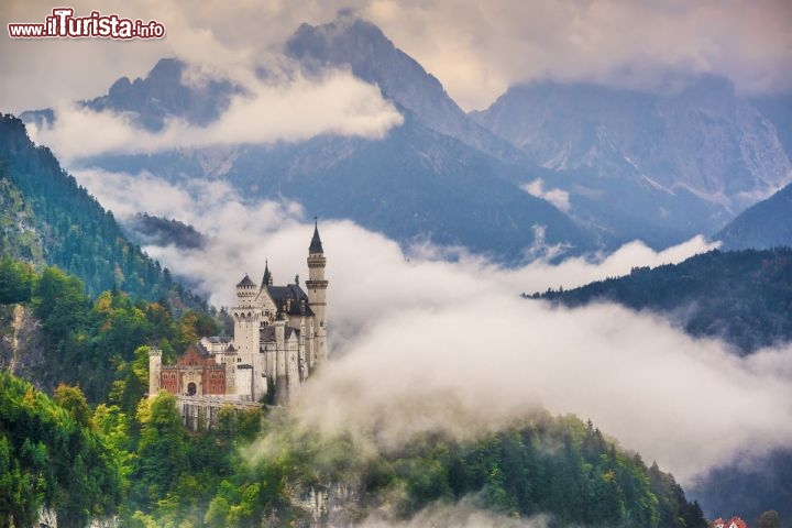 Immagine Il Meteo della Baviera è piuttosto incerto, specie in estate ed all'inizio dell'autunno, qundo le nubi possono addirittura nascondere alla vista il Castello di Neuschwanstein a Schwangau, in Germania - © Sean Pavone / Shutterstock.com