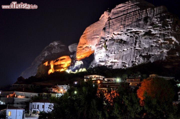 Immagine Meteora di notte , fotografate dal piccolo villaggio di Kastraki, ai piedi delle celebri montagne con monasteri della Grecia - © Diletta Mercatali