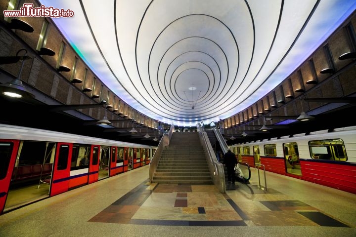 Immagine Metropolitana di Varsavia, la fermata di Plac Wilsona una delle più belle stazioni della metro - © Artur Bogacki / Shutterstock.com