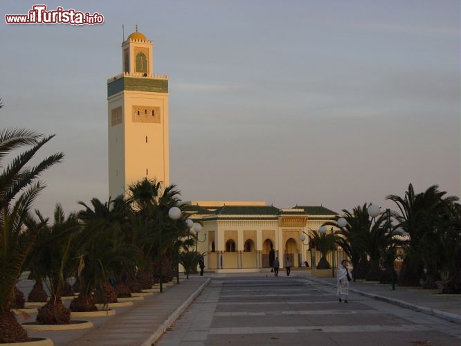 Immagine Il minareto di una moschea a Laayoune. Ci troviamo in piazza du Mechouar, quella della famosa Marcia Verde a Laayoune in Marocco - © Rui Ornelas - CC BY 2.0 - Wikimedia Commons.