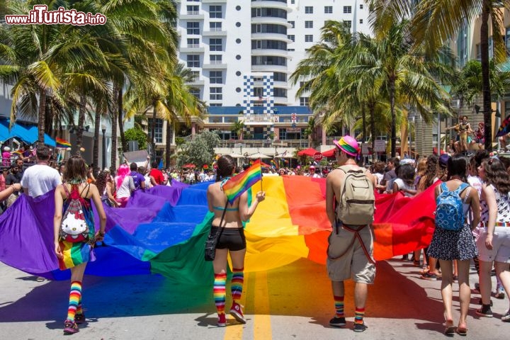 Immagine Miami Beach Gay Pride Parade, Florida: il gay pride è ormai diventato un appuntamento immancabile nel calendario di Miami Beach, che dal 2009 ospita questo evento in grado di richiamare oltre 100000 persone - Foto © Atomazul / Shutterstock.com