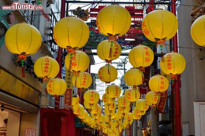 Immagine A Nagasaki durante il Festival d'Autunno, o Kunchi, nella prima metà di ottobre, le strade si colorano di lanterne, sfilate di carri e danze tradizionali - © TOMO / Shutterstock.com