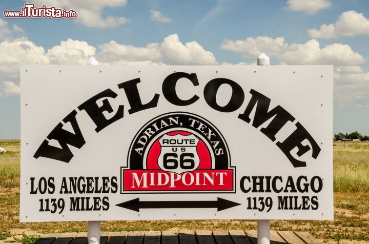 Immagine Il punto di mezzo della Route 66 a Adrian, Texas (USA): la segnaletica stradale indica 1139 miglia sia in direzione di Los Angeles che di Chicago.
