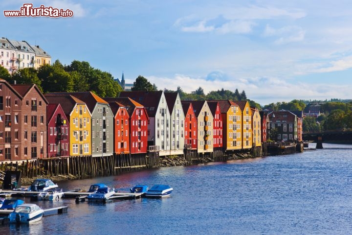 Immagine Midtbyen Trondheim: le palafitte della grande città della Norvegia - © Tatiana Popova/ Shutterstock.com