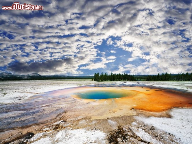 Immagine Midway geyser Basin: siamo nel Parco nazionale di Yellowstone negli Stati Uniti - © tusharkoley / Shutterstock.com