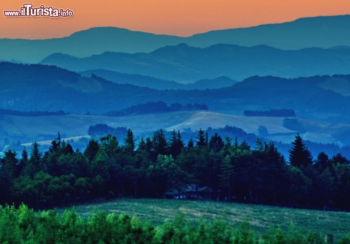 Immagine Le cosiddette "Millevalli di Monteromano", il panorama dell'appennino visto dalla strada Panoramica dell' Emilia Romagna, che da San Martino di Gattara sale all'Osservatorio Astronomico