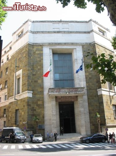 Immagine Il palazzo del Ministero dello Sviluppo Economico (MISE) a Roma. L'antesignano dell'odierno Ministero era il Ministero per l'Agricoltura, l'Industria e il Commercio già presente nel 1861 durante il governo Cavour.