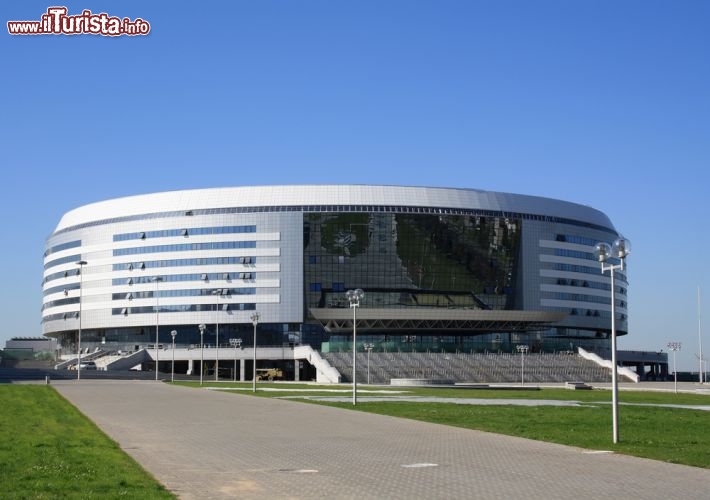 Immagine L'Arena di Minsk (capitale della Bielorussia) è usata principalmente per l'hockey su ghiaccio, ma comprende anche una sala da 15 mila spettatori per sport vari e intrattenimenti, un anello da ciclismo con una capacità di 2 mila persone e uno stadio per skateboard che può contenerne oltre 3 mila. Fu inaugurata il 30 gennaio del 2010 e da allora ha ospitato diversi concerti di artisti di fama internazionale - © yuri4u80 / Shutterstock.com