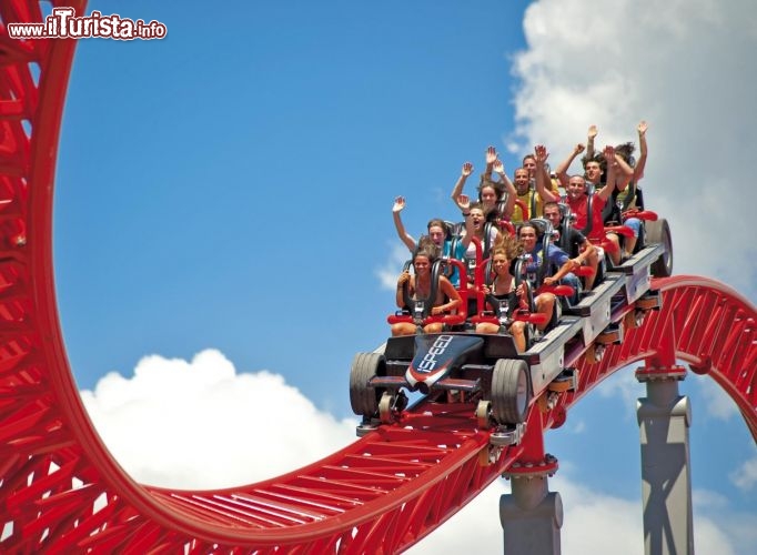 Immagine iSpeed, le montagne russe di Mirabilandia, Emilia Romagna, Italia. Questo roller coaster con la sua accelerazione da Formula Uno - da 0 a 100 in 2,2 secondi - è il più veloce d'Italia. Colorato di rosso acceso, con una chiara allusione al colore della casa automobilistica emiliana della Ferrari, ha il primo vagone del treno con le sembianze di una vettura di Formula 1