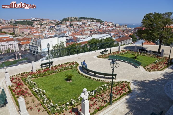 Immagine Il Miradouro de São Pedro de Alcântara è uno dei più conosciuti e spettacolari belvedere di Lisbona - foto © StockPhotosArt / shutterstock.com