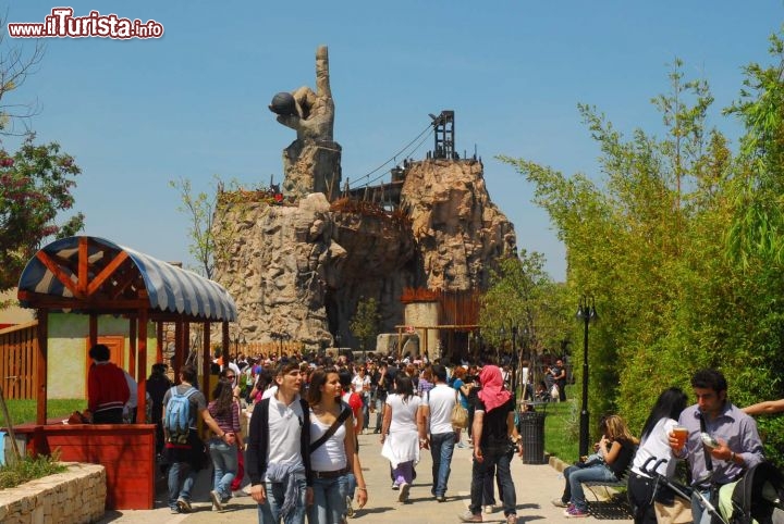 Immagine Miragica, il parco divertimenti in Puglia, è il più importante del sud Italia. Sullo sfondo vedete la famosa attrazione chiamata il Mangiabiglie. E' un classico Hydro Lift che va scendere dei gommoni per un porcorso di rapide, molto spettacolare