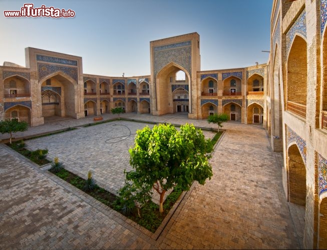 Immagine Miri Arab Madrassah, la più famosa tra le tante scuole coraniche di Bukhara, la città Patrimonio dell'umanità dell'UNESCO che si trova lungo la via della Seta in Uzbekistan - © liseykina / Shutterstock.com